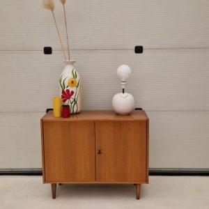 Vintage kastje 88cm met twee deuren en plank